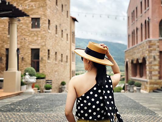 포토 JPG 해외이미지 라이프스타일 응시 여자 행복 유럽 섬 여행 휴가 거리 한명 사람 빨간색 여름 파란색 태양 유행 여행객 여행가방 흰색 도시 고급 크루즈 지중해 그리스 산토리니 그리스인 옛날 해외포토 자연요소 서양인 1 시선 계절 감정 나라 바다 컬러 컨셉 배_교통 가방 생활 파일형식 이미지허브