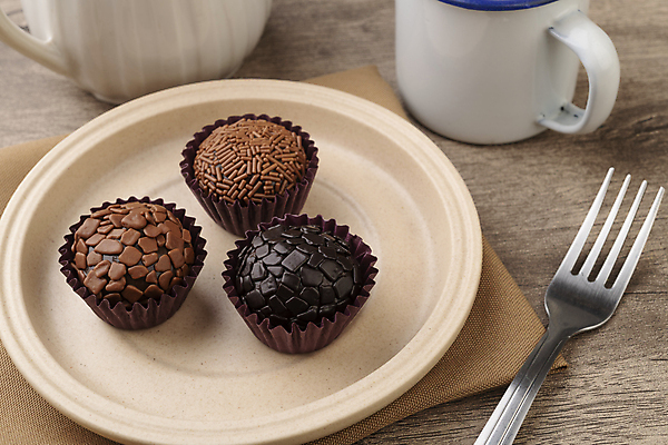 포토 JPG 해외이미지 전통 커피 음식 탁자 디저트 사탕 요리 사람없음 목재 갈색 파티 과자 초콜릿 어둠 우유 달콤 맛 설탕 브라질 코코아 핸드메이드 브라질사람 해외포토 나무 음료 컬러 가구 컨셉 재료 유제품 이벤트 남아메리카 파일형식 이미지허브