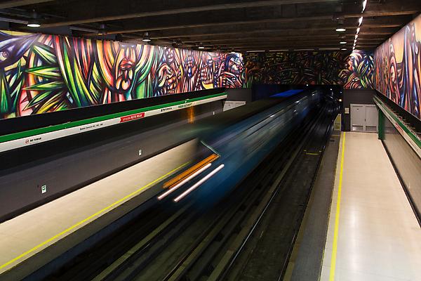 포토 JPG 해외이미지 건축양식 교통시설 모션 사람 사람없음 내부 건물 컬러풀 계단 기차 도시 터널 전철 역 엘리베이터 속도 리프트 에스컬레이터 튜브 지하 일반 칠레 산티아고 선로 해외포토 건축물 건축 길 육상교통 컬러 교통 대중교통 남아메리카 시설 파일형식 이미지허브