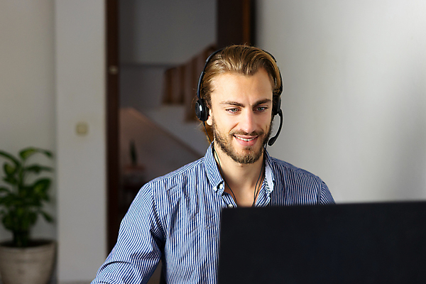 포토 JPG 해외이미지 남자 이어폰 인터넷 주택 한명 노트북 컴퓨터 헤드폰 외침 중개인 텔레마케팅 해외포토 직업 1 음향기기 사람 건물 전자제품 소리 서비스업 파일형식 이미지허브