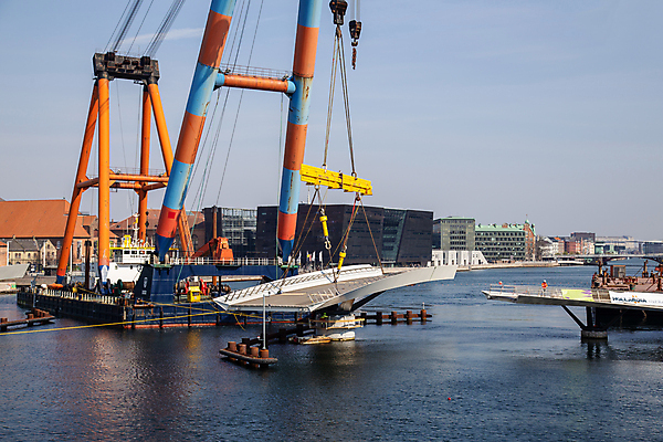 포토 JPG 해외이미지 산업 바다 교통시설 덴마크 해변 사람없음 물 강 항구 수영 기계 장비 화물 업무 보트 큼 기중기 함선 상업 리프트 포트 무거움 로딩 리프팅 수입 조작 철강 코펜하겐 해외포토 자연요소 교통 배_교통 북유럽 운송업 수상스포츠 작업 중장비 무게 크기 시설 파일형식 이미지허브