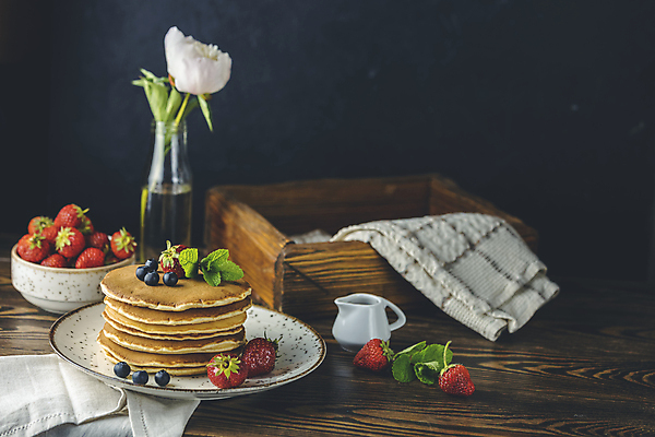 포토 JPG 해외이미지 접시 열매 음식 백그라운드 단풍 과일 가정 딸기 아침 디저트 건강 요리 사람없음 목재 쌓기 식사 장비 흰색 시골 신선 붓기 달콤 맛 아침식사 상품 굽기 오브젝트 블루베리 산딸기 시럽 버터 꿀 팬케이크 영양분 채식주의자 페스츄리 핸드메이드 크레이프 해외포토 주간 나무 식물 식기 빵 컬러 컨셉 잎 재료 모션 케이크 구이 채식 파일형식 이미지허브