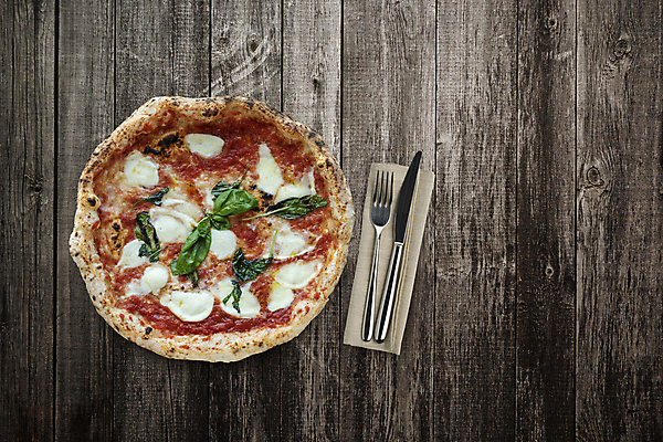 포토 JPG 해외이미지 식기 음식 조각 토마토 채소 재료 탁자 치즈 피자 패스트푸드 사람없음 목재 식사 저녁식사 이탈리아 껍질 시골 신선 소시지 맛 케첩 향신료 올리브 베이컨 바질 마르게리타피자 모짜렐라치즈 페퍼로니 피자집 해외포토 나무 열매 유럽 가구 컨셉 유제품 서양음식 돼지고기 상점 소스_음식 가공식품 인스턴트 향미료 파일형식 이미지허브