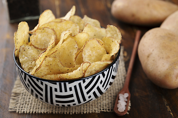 포토 JPG 해외이미지 그릇 감자 실내 사람없음 과자 담기 소금 나무숟가락 감자칩 짠맛 나무배경 해외포토 식기 백그라운드 채소 모션 디저트 내부 숟가락 칩_음식 맛 파일형식 이미지허브