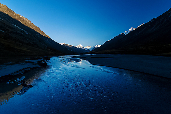 포토 JPG 해외이미지 나무 구름 호수 여행 백그라운드 캐나다 자연 표면 아침 날씨 산 풍경 사람없음 초록색 물 어둠 침묵 고요 황혼 새벽 하이킹 안개 바위 개울 분위기 숲 신비 즐거움 속도 빙하 침엽수 삼림지대 터키석 미니멀리스트 해외포토 주간 자연요소 식물 감정 컬러 컨셉 북아메리카 레저 강 소리 일몰 돌_바위 보석 생태계 파일형식 이미지허브