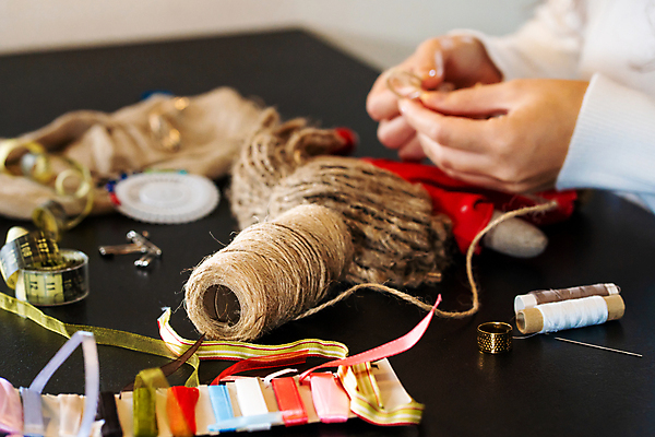 포토 JPG 해외이미지 백인 라이프스타일 손 디자인 여자 인형 백그라운드 주택 직장 창조 선물 미술 취미 사람없음 장식 장난감 유행 흰색 공구 직물 업무 실 바느질 묘사 만들기 수공예 DIY 재단 재단사 방법 브라우니 핸드메이드 해외포토 서양인 직업 컬러 회사 모션 문화예술 디저트 사람 건물 생활 신체부위 도구 작업 공예 파일형식 이미지허브