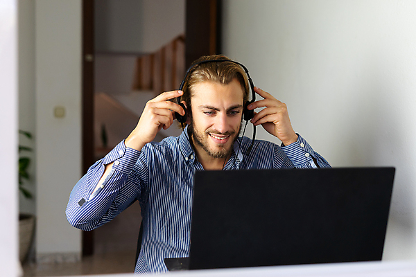 포토 JPG 해외이미지 남자 이어폰 인터넷 주택 한명 노트북 컴퓨터 헤드폰 외침 중개인 텔레마케팅 해외포토 직업 1 음향기기 사람 건물 전자제품 소리 서비스업 파일형식 이미지허브