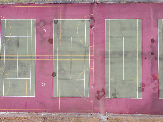 포토 JPG 해외이미지 라이프스타일 선 스포츠 패턴 밭 표면 안테나 사람없음 야외 빨간색 컬러풀 테니스 각도 장면 드론 법정 해외포토 컬러 무늬 농업 통신 생활 구기 파일형식 이미지허브