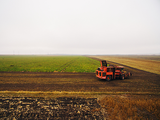 포토 JPG 해외이미지 식물 계절 산업 음식 밭 농업 자연 안테나 씨앗 사람없음 빨간색 초록색 농장 농경지 갈색 기계 흙 봄 운전 수확 시골 업무 작업 바퀴 칼날 농부 땅 준비 트랙터 드론 땅바닥 밭일 심기 쟁기 조감도 해외포토 직업 컬러 통신 모션 바닥 농기계 생태계 특수차량 파일형식 이미지허브