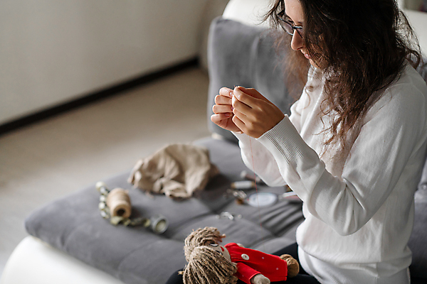 포토 JPG 해외이미지 백인 라이프스타일 손 디자인 여자 인형 백그라운드 주택 직장 창조 선물 미술 한명 취미 장식 장난감 유행 흰색 공구 직물 업무 실 바느질 묘사 만들기 수공예 DIY 재단 재단사 방법 브라우니 핸드메이드 해외포토 서양인 직업 1 컬러 회사 모션 문화예술 디저트 사람 건물 생활 신체부위 도구 작업 공예 파일형식 이미지허브