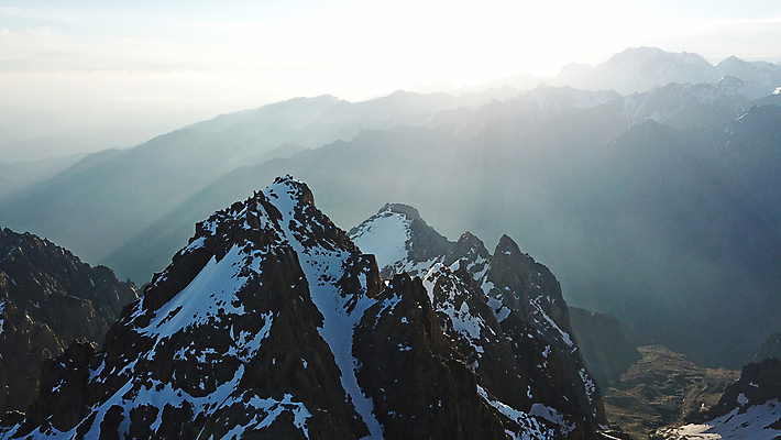 포토 JPG 해외이미지 여행 겨울 하늘 산 안테나 파노라마 사람 사람없음 뷰티 얼음 등산 트래킹 하이킹 광선 흰색 그룹 위험 오르기 알프스 암초 산봉우리 드론 산악가 원정 절정 카자흐스탄 눈내림 해외포토 자연요소 계절 유럽 아시아 컬러 컨셉 통신 모션 레저 눈_날씨 촬영기법 봉우리 파일형식 이미지허브