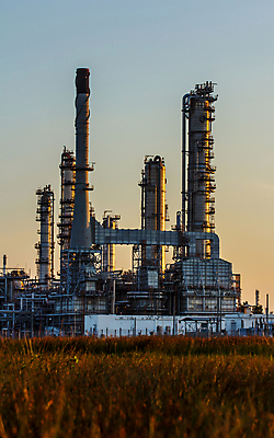 포토 JPG 해외이미지 산업 비즈니스 건축양식 공장 굴뚝 사람없음 파란색 태양 환경 탑 금속 힘 새벽 장비 발전기 에너지 역 큼 일렬 장노출 철강 해외포토 자연요소 건축물 건축 컬러 공업 교통시설 재질 촬영기법 발전소 크기 파일형식 이미지허브