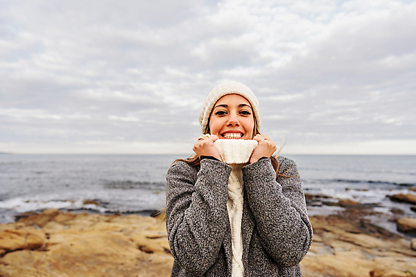 포토 JPG 해외이미지 백인 1 라이프스타일 응시 여자 행복 얼굴 포즈 하늘 날씨 휴가 휴식 따뜻함 관리 한명 사람 성인 야외 컬러풀 유행 카메라 우주 잡기 스웨터 휴양지 암초 목 옛날 스타일 카피스페이스 해외포토 서양인 시선 감정 컬러 컨셉 상의 모션 생활 신체부위 전자제품 공백 장소 파일형식 이미지허브