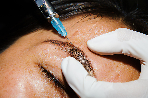 포토 JPG 해외이미지 손 여자 얼굴 실내 주사기 한명 근접촬영 성인 앞모습 신체부위 눈감음 잡기 눈썹 시술 눈썹문신 성인여자한명만 해외포토 1 뷰포인트 의료기기 모션 사람 내부 문신 여자한명만 성인여자만 파일형식 이미지허브