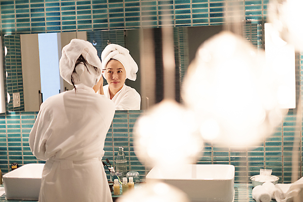 포토 JPG 해외이미지 백인 모델 직업 응시 여자 얼굴 아침 주택 실내 건강 한명 사람 20대 금발 뷰티 반사 유행 화장품 거울 욕실 붓 화려 가루 피부 피부관리 마스카라 만들기 내추럴 넣기 돌봄 스타일 신청 해외포토 주간 서양인 1 헤어스타일 시선 컨셉 모션 청년 내부 건물 신체부위 파일형식 이미지허브