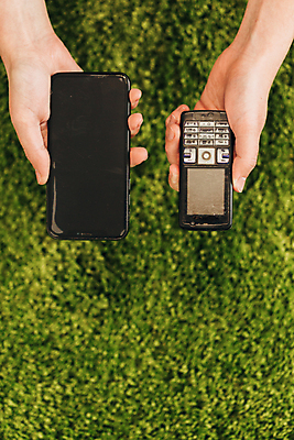 포토 JPG 해외이미지 라이프스타일 손 컨셉 비즈니스 통신 모바일 미래 사람 사람없음 초록색 스마트폰 핸드폰 쇼핑 운동 디지털 스크린 모니터 검은색 터치 어플리케이션 연결 무선전화기 전화기 스마트 온라인쇼핑 시스템 해결 혁명 소셜 셀룰러 해외포토 컬러 건강 생활 신체부위 전자제품 스마트기기 컴퓨터 온라인 파일형식 이미지허브