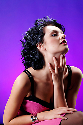 포토 JPG 해외이미지 백인 1 라이프스타일 여자 유럽 얼굴 장신구 갈색머리 한명 사람 성인 뷰티 유행 화장품 화려 닫기 오브젝트 고립 표현성 완전 해외포토 서양인 헤어스타일 나라 컨셉 모션 생활 신체부위 파일형식 이미지허브