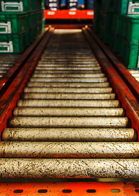 포토 JPG 해외이미지 산업 선 포장 공장 모션 실내 사람없음 가로 상자 갈색 쌓기 장비 화물 벨트 제조 상품 소프트포커스 창고 오브젝트 패키지 수납 판지 분배 줄서기 컨베어밸트 해외포토 잡화 컬러 공업 촬영기법 내부 기계 운송업 파일형식 이미지허브