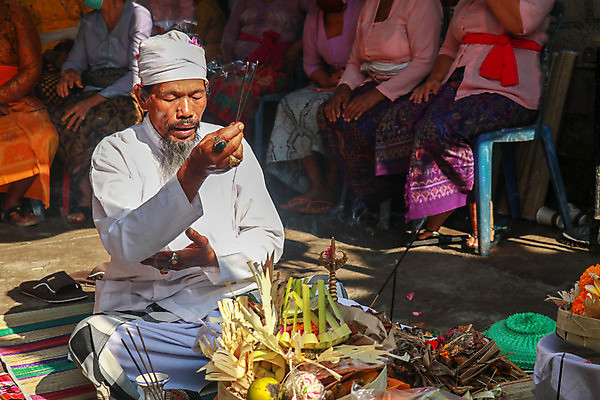 포토 JPG 해외이미지 전통 커플 드레스 여자 꽃 아시아 종교 문화 결혼 2 패턴 밥 결혼식 기념 한명 미소 사람 동양인 초록색 물 컬러풀 야자수 정원 기도 아내 사찰 의식 황금 바느질 발리 인도네시아 코코넛 힌두교 정확 해외포토 자연요소 나무 식물 1 옷 나라 음식 컬러 섬 컨셉 무늬 과일 관계 종교건축 표정 인종 이벤트 파일형식 이미지허브
