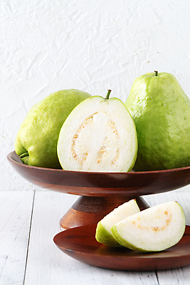 포토 JPG 해외이미지 과일 단면 실내 사람없음 흰배경 슬라이스 과일조각 구아바 나무접시 해외포토 접시 조각 백그라운드 내부 흰색 열대과일 파일형식 이미지허브