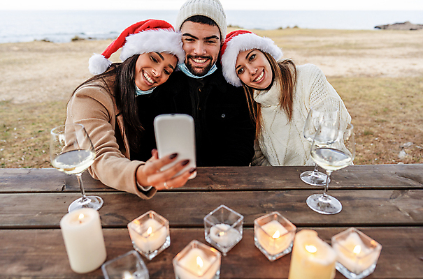 포토 JPG 해외이미지 라이프스타일 커플 응시 여자 행복 안경 포즈 크리스마스 인터넷 휴가 새로움 세포 함께함 3 가면 미소 사람 앉기 이벤트 세명 친구 산타클로스 카메라 와인 우정 축하 잡기 그룹 연결 그림 휴양지 만들기 온라인 섞기 셀프 소셜 해외포토 시선 잡화 기념일 감정 컨셉 관계 모션 주류 표정 생활 전자제품 장소 파일형식 이미지허브