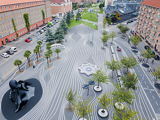 포토 JPG 해외이미지 디자인 공원 문화 길 선 여행 백그라운드 곡선 건축양식 교통시설 자연 하늘 추상 거리 안테나 덴마크 미술 사람없음 야외 유행 검은색 줄무늬 흰색 도시 오픈 놀이터 큼 정사각형 지역 일반 리빙 이웃 드론 코펜하겐 해외포토 도형 공공시설 건축 컬러 교통 무늬 통신 놀이 문화예술 북유럽 크기 시설 생태계 파일형식 이미지허브