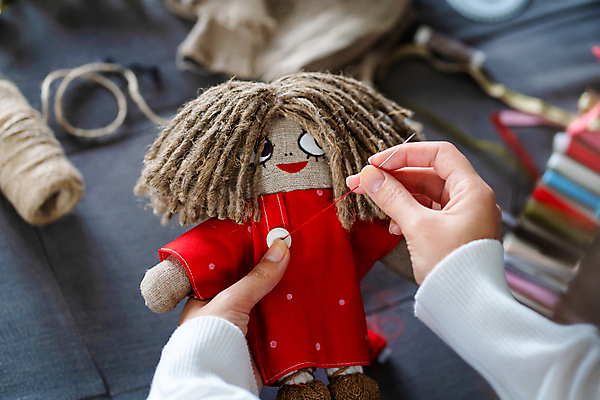 포토 JPG 해외이미지 백인 라이프스타일 손 디자인 여자 인형 백그라운드 주택 직장 창조 선물 미술 취미 사람없음 장식 장난감 유행 흰색 공구 직물 업무 실 바느질 묘사 만들기 수공예 DIY 재단 재단사 방법 브라우니 핸드메이드 해외포토 서양인 직업 컬러 회사 모션 문화예술 디저트 사람 건물 생활 신체부위 도구 작업 공예 파일형식 이미지허브