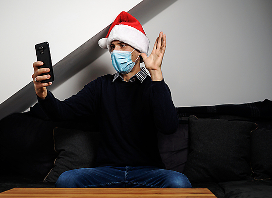 포토 JPG 해외이미지 행복 크리스마스 겨울 인터넷 통신 휴가 새해 거리 주택 가면 한명 사람 앉기 축하 바이러스 감염 부름 멀리 온라인 동영상 다민족 전염병 가상 코로나바이러스 해외포토 1 계절 기념일 감정 컨셉 모션 건물 질병 파일형식 이미지허브