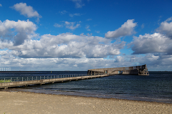 포토 JPG 해외이미지 구름 디자인 여유 모래 바다 건축양식 자연 하늘 덴마크 풍경 사람없음 야외 목재 물 파란색 태양 항구 수영 목욕 스칸디나비아 코펜하겐 해외포토 자연요소 나무 건축 감정 컬러 재료 교통시설 북유럽 청결 수상스포츠 생태계 파일형식 이미지허브