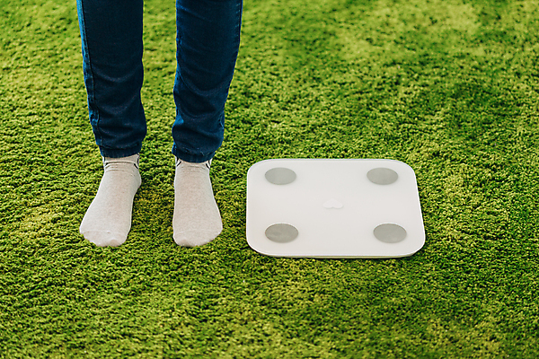 포토 JPG 해외이미지 라이프스타일 스포츠 컨셉 신체 다이어트 통신 발 건강 저울 사람 사람없음 초록색 운동 디지털 스크린 모니터 터치 흰색 긴급 어플리케이션 몸무게 연결 비만 측정 시스템 혁명 돌봄 웨어러블 해외포토 컬러 모션 생활 신체부위 컴퓨터 몸매 파일형식 이미지허브