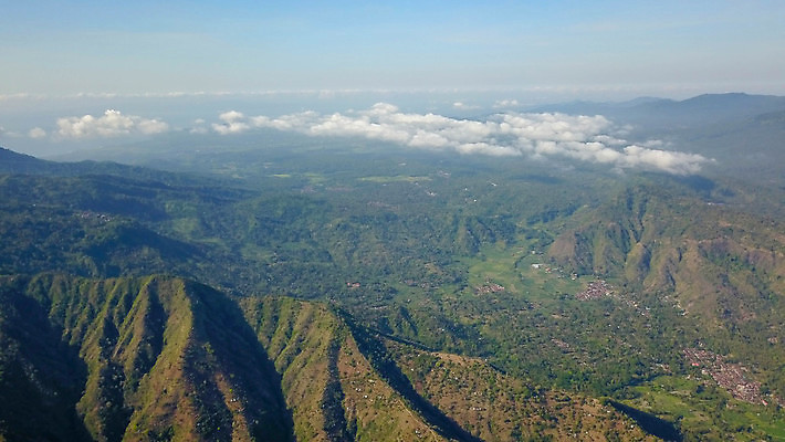 포토 JPG 해외이미지 구름 아시아 여행 농업 자연 하늘 밥 아침 산 안테나 풍경 사람없음 야외 초록색 파란색 울타리 농장 농경지 환경 계곡 시골 신선 농부 숲 땅 언덕 베트남 발리 인도네시아 계단식 논밭 밭일 조감도 지리 지질학 수평선 해외포토 주간 자연요소 직업 교육 나라 산업 음식 컬러 섬 밭 통신 논 담장 동남아시아 생태계 파일형식 이미지허브