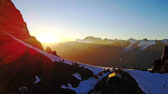 포토 JPG 해외이미지 공원 여행 겨울 하늘 아침 산 풍경 사람없음 야외 빨간색 태양 뷰티 여행객 일출 얼음 일몰 새벽 등산 트래킹 절벽 캠핑 하이킹 추위 광선 저녁 숲 내추럴 드론 절정 눈내림 해외포토 주간 자연요소 계절 공공시설 컬러 레저 눈_날씨 사람 노을 야간 파일형식 이미지허브
