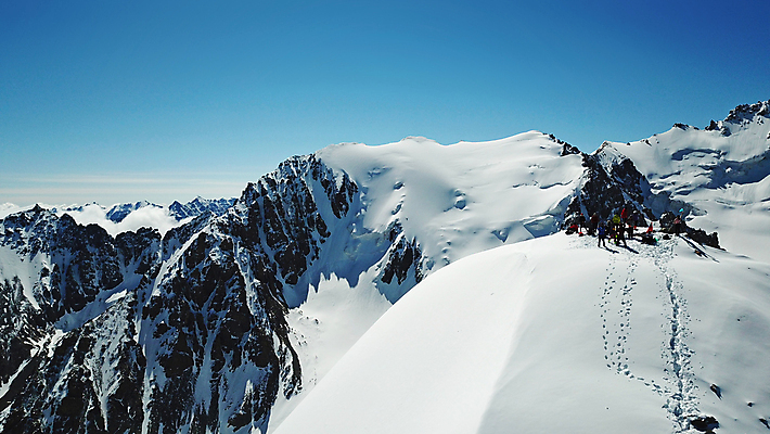 포토 JPG 해외이미지 스포츠 여행 겨울 자국 자연 하늘 산 안테나 사람 풍경 사람없음 파란색 태양 맑음 산책 등산 트래킹 하이킹 추위 정상 위험 오르기 알프스 산봉우리 드론 산악가 절정 눈내림 해외포토 자연요소 계절 유럽 컬러 컨셉 통신 모션 레저 날씨 휴식 눈_날씨 생태계 봉우리 파일형식 이미지허브