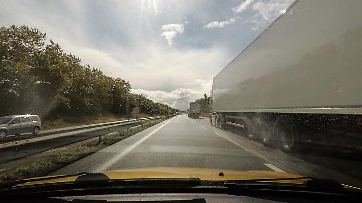 포토 JPG 해외이미지 유럽 도로 교통시설 자동차 유리 사람없음 운전 젖음 프랑스 화물 흰색 고속도로 운전사 속도 짐차 트레일러 통과 프랑스어 해외포토 직업 문자 나라 길 육상교통 컬러 교통 모션 재질 운송업 시설 파일형식 이미지허브