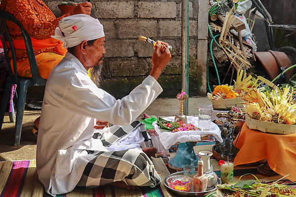 포토 JPG 해외이미지 전통 옷 남자 아시아 종교 문화 섬 여행 컨셉 불교 기념 사람 동양인 성인 사람없음 믿음 기도 사찰 의식 축복 성직자 명상 발리 인도네시아 신성 숭배 행진 힌두교 해외포토 감정 나라 종교건축 모션 인종 파일형식 이미지허브