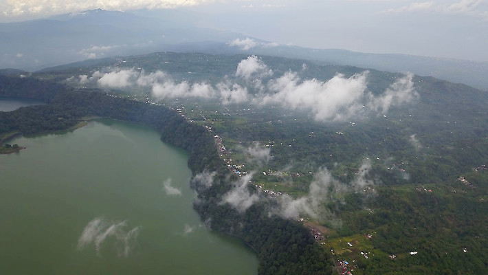포토 JPG 해외이미지 구름 아시아 호수 섬 여행 백그라운드 자연 하늘 휴가 산 안테나 파노라마 풍경 사람없음 야외 초록색 물 파란색 뷰티 시골 숲 쌍둥이 화산 발리 인도네시아 분화구 내추럴 드론 조감도 해외포토 자연요소 나라 컬러 통신 가족 촬영기법 생태계 파일형식 이미지허브