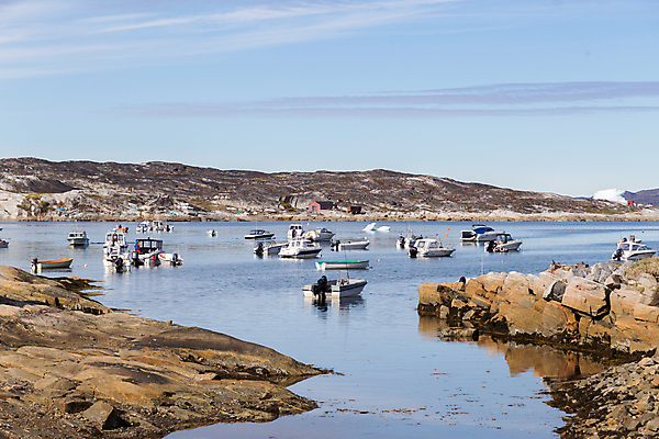 포토 JPG 해외이미지 여행 낚시 주택 사람없음 건물 물 파란색 컬러풀 항구 만 보트 북극 포트 타운 그린란드 나루 해외포토 자연요소 건축물 컬러 섬 배_교통 교통시설 레저 덴마크 도시 극지방 파일형식 이미지허브