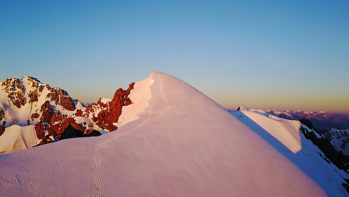 포토 JPG 해외이미지 계절 여행 겨울 자연 하늘 아침 산 안테나 사람없음 야외 빨간색 빛 태양 노란색 일출 얼음 일몰 새벽 하이킹 광선 흰색 정상 저녁 알프스 암초 드론 전국 절정 카자흐스탄 캡모자 눈내림 해외포토 주간 자연요소 모자_잡화 유럽 아시아 컬러 통신 레저 눈_날씨 노을 야간 생태계 파일형식 이미지허브