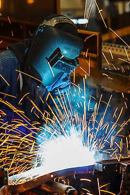 포토 JPG 해외이미지 남자 실내 한명 상반신 성인 옆모습 빛 업무 연기 불똥 용접 용접공 용접기 용접마스크 철강 성인남자한명만 해외포토 직업 1 뷰포인트 마스크 사람 내부 작업 남자한명만 성인남자만 파일형식 이미지허브