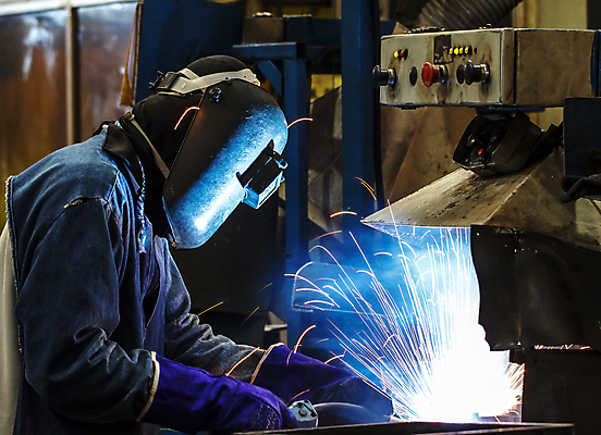 포토 JPG 해외이미지 남자 실내 한명 상반신 성인 옆모습 빛 업무 연기 불똥 용접 용접공 용접기 용접마스크 철강 성인남자한명만 해외포토 직업 1 뷰포인트 마스크 사람 내부 작업 남자한명만 성인남자만 파일형식 이미지허브