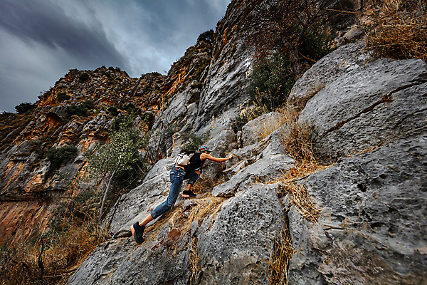 포토 JPG 해외이미지 라이프스타일 여자 스포츠 여행 배낭 자연 산 건강 한명 사람 성인 야외 여행객 트래킹 하이킹 자유 황무지 언덕 오르기 백패커 절정 하이커 해외포토 1 컨셉 가방 모션 레저 생활 생태계 파일형식 이미지허브