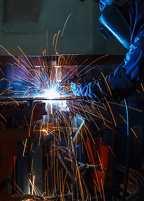 포토 JPG 해외이미지 남자 실내 한명 상반신 성인 옆모습 빛 업무 연기 불똥 용접 용접공 용접기 용접마스크 철강 성인남자한명만 해외포토 직업 1 뷰포인트 마스크 사람 내부 작업 남자한명만 성인남자만 파일형식 이미지허브