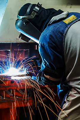 포토 JPG 해외이미지 남자 실내 한명 상반신 성인 뒷모습 빛 잡기 업무 연기 불똥 용접 용접공 용접기 용접마스크 철강 성인남자한명만 해외포토 직업 1 뷰포인트 모션 마스크 사람 내부 작업 남자한명만 성인남자만 파일형식 이미지허브