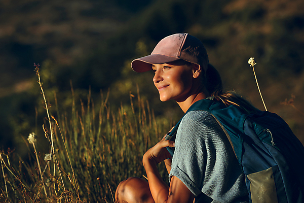 포토 JPG 해외이미지 여자 배낭 산 한명 사람 앉기 야외 맑음 트래킹 하이킹 정상 언덕 배낭여행 백패커 하이커 해외포토 1 여행 가방 모션 레저 날씨 파일형식 이미지허브
