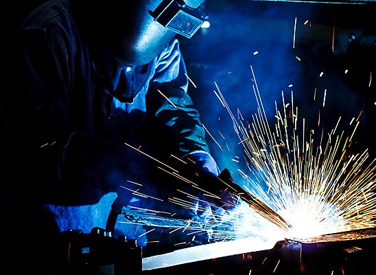 포토 JPG 해외이미지 남자 실내 한명 상반신 성인 옆모습 빛 잡기 업무 연기 불똥 용접 용접공 용접기 용접마스크 철강 성인남자한명만 해외포토 직업 1 뷰포인트 모션 마스크 사람 내부 작업 남자한명만 성인남자만 파일형식 이미지허브