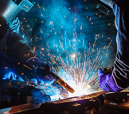 포토 JPG 해외이미지 남자 실내 상반신 성인 두명 옆모습 빛 어둠 잡기 업무 연기 불똥 용접 용접공 용접기 용접마스크 철강 성인남자만 해외포토 직업 뷰포인트 모션 마스크 사람 내부 작업 남자만 성인만 파일형식 이미지허브