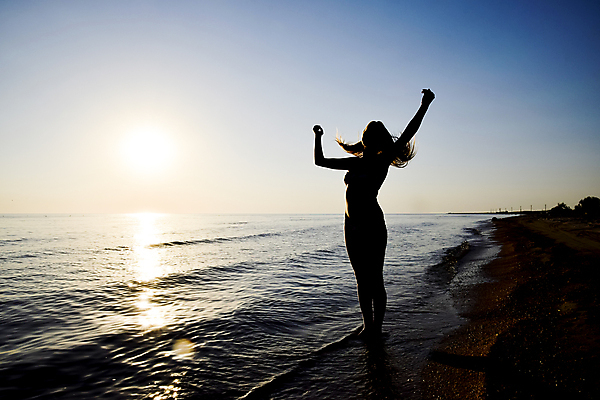 포토 JPG 해외이미지 전신 여자 실루엣 파도 바다 휴가 한명 서기 성인 야외 햇빛 손들기 일몰 성인여자한명만 해외포토 1 모션 촬영기법 사람 태양 노을 여자한명만 성인여자만 파일형식 이미지허브