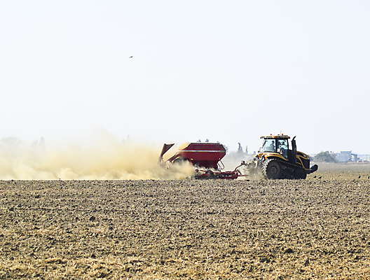 포토 JPG 해외이미지 산업 신발 밭 농업 하늘 씨앗 사람없음 가로 태양 농장 농경지 환경 기계 봄 장비 수확 시골 업무 낟알 클럽 만들기 먼지 트랙터 거름 밭일 생태학 선로 송곳 심기 쟁기 화학물질 세련 해외포토 자연요소 식물 계절 교육 모션 작업 화학 농기계 특수차량 파일형식 이미지허브