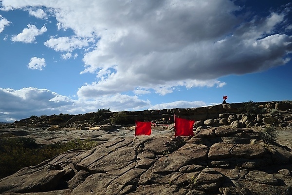 포토 JPG 해외이미지 전통 종교 문화 하늘 건조 여러명 사람없음 야외 빨간색 파란색 믿음 맑음 사막 깃발 심볼 아르헨티나 고립 미신 민화 보호구역 신앙심 해외포토 감정 컬러 다수 날씨 사람 남아메리카 그림 구역 파일형식 이미지허브