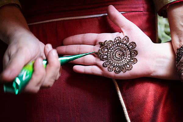 포토 JPG 해외이미지 직업 전통 손 디자인 여자 결혼 패턴 결혼식 미술 사람없음 신체부위 장식 초록색 뷰티 화려 그리기 의식 어플리케이션 인도인 문신 피부 그림 반죽 예술가 원뿔 들러리 내추럴 복잡 힌두교 신청 해외포토 도형 외국인 종교 컬러 컨셉 무늬 모션 문화예술 사람 동양인 이벤트 하객 파일형식 이미지허브